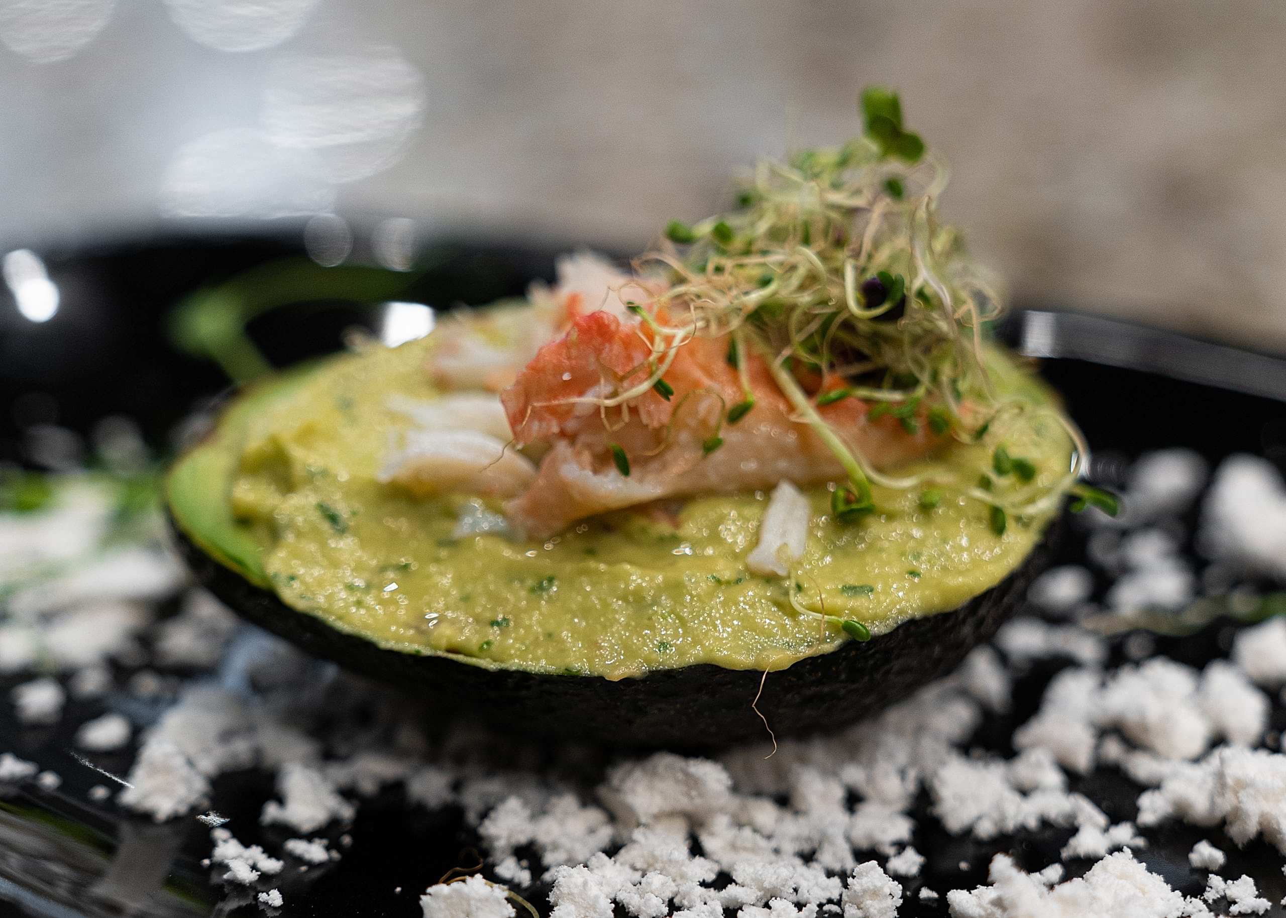 Dolce Vita ресторан.меню .Тартар из лосося и тунца, гуакамоле с крабовым мясом, снег из оливкового масла